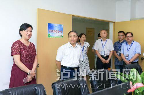 昨日，蔣輔義（左二）看望慰問市創(chuàng)文指揮部同志們 。記者 牟科 攝