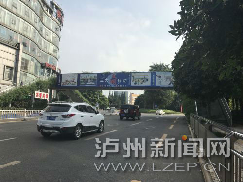 主干道上隨處可見創(chuàng)文宣傳廣告。 記者 肖婷 攝